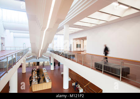 Allemagne, Cologne, escalier au Musée Ludwig. Deutschland, Koeln, Treppe im Museum Ludwig. Banque D'Images