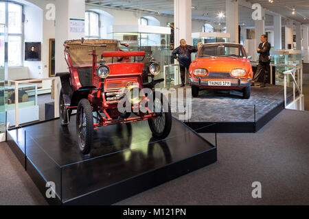 Allemagne, Cologne, Musée de la ville de Cologne, il fournit un aperçu de l'histoire de la ville de Cologne, des voitures Ford avec les chiffres de Cologne et Tuennes Banque D'Images
