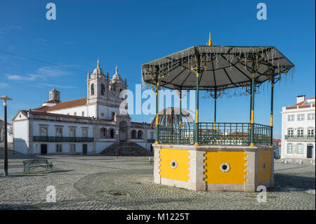 L'église de Nossa Senhora da Nazaré dans Sito avec town square et kiosque. Banque D'Images