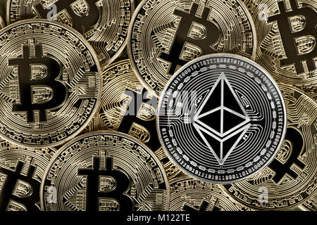 Cryptocurrency,la monnaie numérique,silver coin Ethereum sur l'or des pièces de monnaie Bitcoin Banque D'Images
