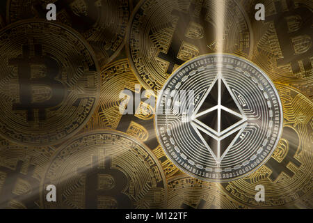 Cryptocurrency,la monnaie numérique,silver coin Ethereum sur l'or des pièces de monnaie Bitcoin Banque D'Images