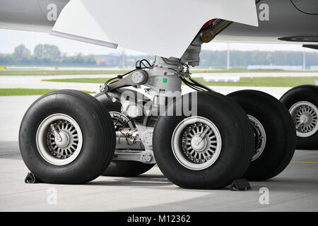 Train d'atterrissage principal de l'Airbus A350-900 de la Lufthansa,de,l'aéroport de Munich, Haute-Bavière, Allemagne Banque D'Images
