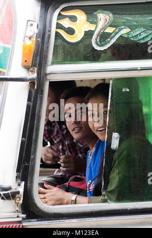 Le District de Gulmi, au Népal. Fenêtre de l'autobus Banque D'Images