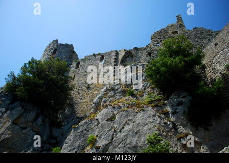 L'intérieur le château de Puilaurens dans le sud de la France, construit par les Cathares qui a suivi une version gnostique du christianisme. Elles sont considérées par beaucoup d'altern Banque D'Images