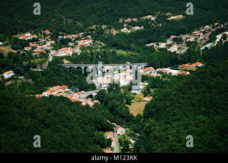 Vue de la ville depuis le château de Puilaurens dans le sud de la France Banque D'Images