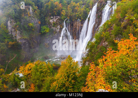 Belle cascade en automne dans le Parc National de Plitvice, Croatie
