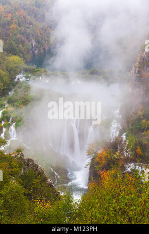 Belle cascade en automne dans le Parc National de Plitvice, Croatie