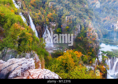 Belle cascade en automne dans le Parc National de Plitvice, Croatie Banque D'Images