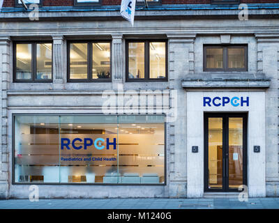 RCPCH - The Royal College of Paediatrics and Child Health sur Theobalds Road dans le centre de Londres, fondée en 1996 Banque D'Images