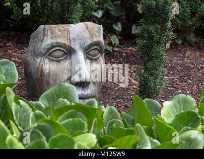 Masque de béton dans un jardin que l'art de jardin Banque D'Images