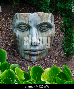 Masque de béton dans un jardin que l'art de jardin Banque D'Images