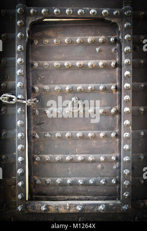 La porte de métal corrodé rouillé texture background Banque D'Images