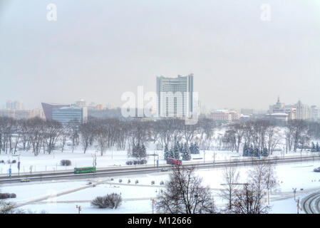 MINSK, RÉPUBLIQUE DU BÉLARUS - Janvier 18,2017 : Starostinskaya Sloboda et Uptown Park. La vue depuis les hauteurs. Neige Banque D'Images