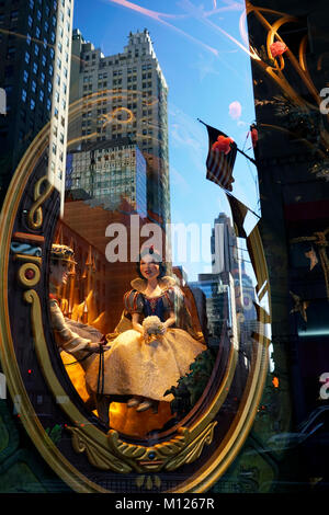 Afficher la fenêtre de Noël du grand magasin Saks Fifth Avenue à la réflexion de Rockefeller Center à l'arrière-plan.Manhattan.New York City.USA Banque D'Images