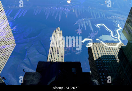 Afficher la fenêtre de Noël du grand magasin Saks Fifth Avenue à la réflexion de Rockefeller Center à l'arrière-plan.Manhattan.New York City.USA Banque D'Images