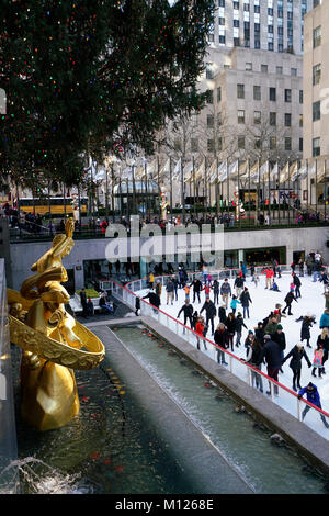 La patinoire du Rockefeller Center en avec les golden Prométhée sculpture en premier plan.saison des vacances d'hiver.Manhattan.New York City.USA Banque D'Images