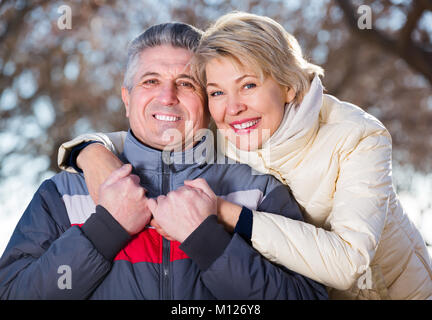 Mari et femme sourire accueillant et chaleureux ainsi que de repos en plein air Banque D'Images