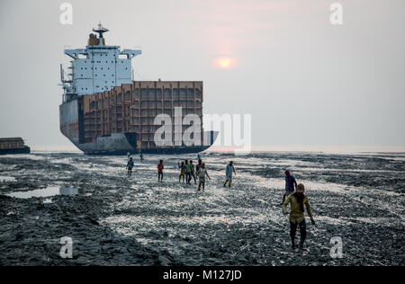 Les travailleurs quittant après une journée de travail à un navire de cour de freinage à Chittagong, Bangladesh Banque D'Images