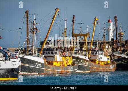 Bateaux de pêche dans le port de Newlyn à Cornwall, Angleterre Banque D'Images