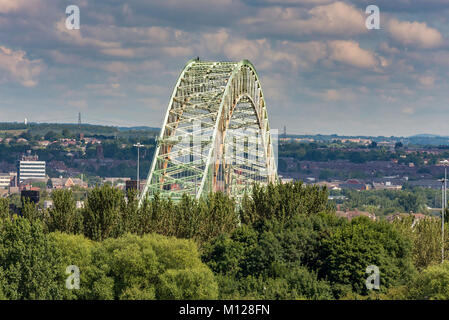 Pont Queensway Runcorn avec un homme debout sur le dessus de l'arche. Banque D'Images