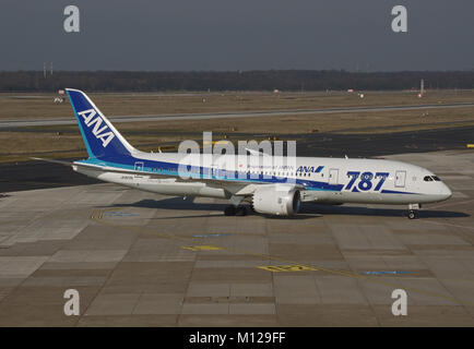 Düsseldorf, Allemagne - le 17 mars 2015 : Boeing 787-8 de All Nippon Airways (ANA) à l'aéroport de Düsseldorf en laissant la voie de circulation Banque D'Images