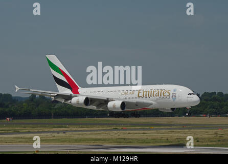 Düsseldorf, Allemagne - 1 juillet 2015 : vol inaugural de la compagnie aérienne Emirates en Airbus A380-800 de Dubaï à Duesseldorf tout en approche finale Banque D'Images