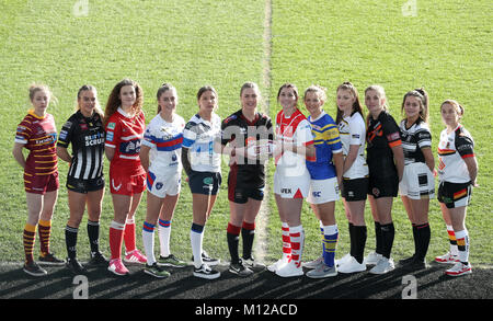 Les joueurs de la Superleague (gauche-droite), Huddersfield Giants Emmi Manning, Widnes Vikings Sammi Simpson, Hull KR Elsie Denton, Wakefield Trinity Saskia Lewis, Featherstone Rovers Kayleigh Bulman, Wigan Warriors Katie Coan, St Helens Faye Gaskin, Leeds Rhinos Lois Forsell, York City Knights Ashleigh Hyde, Castleford Tigers Katie Hepworth, Hull FC Mia Duke, Bradford Bulls Kirsty Moroney, au cours de la saison de Super League Betfred 2018 Lancement à la John Smith's Stadium, Huddersfield. Banque D'Images