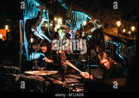 Le duo suédois Wildbirds Peacedrums et effectue un concert live au Musée Zoologique à Copenhague dans le cadre du festival de musique Festival danois Frost 2015. Chanteur et musicien ici Mariam Wallentin est vu sur scène avec le batteur Andreas Werliin. Le Danemark, 01/03 2015. Banque D'Images