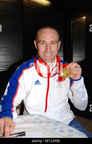 Jamie Personnel, membre de l'équipe cycliste olympique britannique, assiste à un événement de célébrité à Ashford, Kent le 23 novembre 2008. Banque D'Images