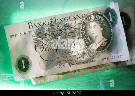 Une livre britannique notes, affichée sur un fond lumineux vert. Banque D'Images