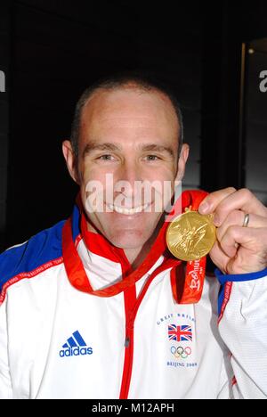 Jamie Personnel, membre de l'équipe cycliste olympique britannique, assiste à un événement de célébrité à Ashford, Kent le 23 novembre 2008. Banque D'Images