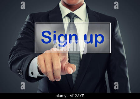 Portrait of Businessman pousser à s'inscrire sur le bouton écran virtuel Banque D'Images