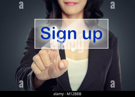 Femme pousser à s'inscrire sur le bouton écran virtuel Banque D'Images