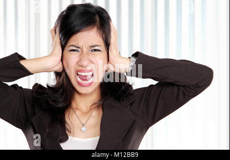 Portrait of young business woman with a souligné et déprimé en raison d'une surcharge de travail au bureau Banque D'Images