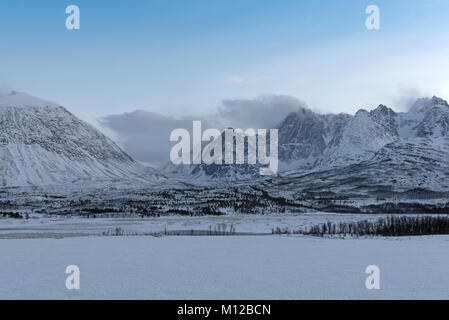 Vue de l'Alpes de Lyngen, Lyngen, Tromsoe, Norvège Banque D'Images