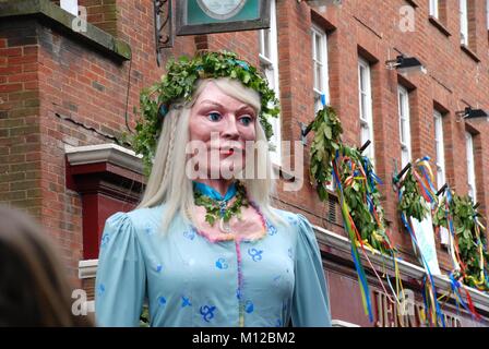 Pageant géants sont défilé dans la vieille ville à l'assemblée annuelle de Jack dans le Green festival à Hastings dans l'East Sussex, Angleterre le 5 mai 2009. Banque D'Images