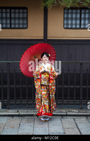 25.12.2017, Kyoto, Japon, Asie - une jeune femme portant un kimono traditionnel pose pour un portrait dans la vieille ville de Kyoto. Banque D'Images