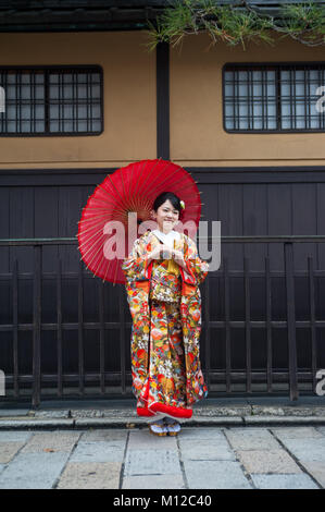 25.12.2017, Kyoto, Japon, Asie - une jeune femme portant un kimono traditionnel pose pour un portrait dans la vieille ville de Kyoto. Banque D'Images