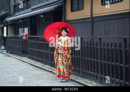 25.12.2017, Kyoto, Japon, Asie - une jeune femme portant un kimono traditionnel pose pour un portrait dans la vieille ville de Kyoto. Banque D'Images