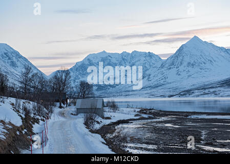 Vue de l'Ullsfjorden et les Alpes de Lyngen, Lyngen, Tromsoe, Norvège Banque D'Images