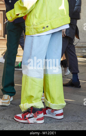 Hombre con mochila Louis Vuitton de cuero azul con elefante antes del  desfile de moda Daks, Milan Fashion Week street style on enero 14, 2018 in  Milan . — Foto editorial de stock © AndreaA. #272280016