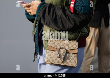 MILAN - janvier 14 : Femme avec sac Gucci et vert et noir blouson Dsquared avant 2 fashion show, Milan Fashion Week street style sur Janvier Banque D'Images