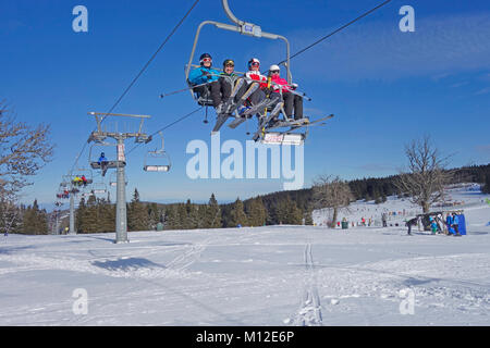 Personnes équitation le télésiège. Station de ski de Rogla Pohorje,, en Slovénie. Banque D'Images
