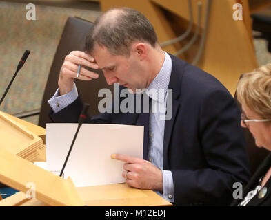 Secrétaire de la Justice Michael Matheson lors d'un débat sur le comportement offensif au football et menace les communications (Scotland) Act, dans l'hémicycle au parlement écossais à Édimbourg. Banque D'Images