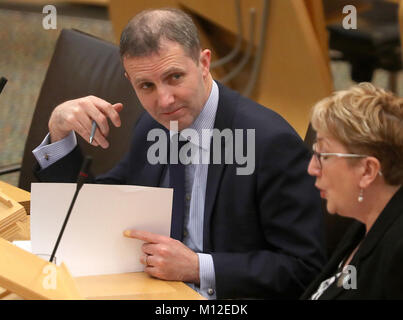 Michael Matheson, secrétaire à la Justice, lors d'un débat sur le comportement offensant dans le football et la loi sur les menaces de communication (Écosse), dans la salle de débat du Parlement écossais à Édimbourg. Banque D'Images