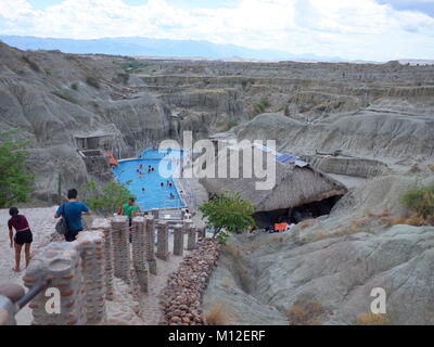 Une piscine au milieu de Los Hoyos, le désert gris, partie de la Tatacoa désert. Banque D'Images