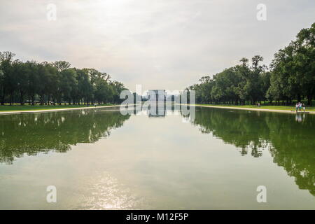 La recherche à travers le miroir d'eau vers le Lincoln Memorial, Washington D.C. Banque D'Images