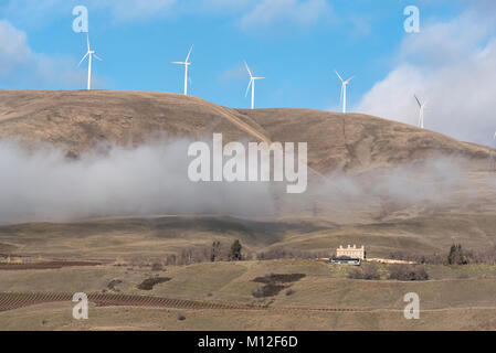 Maryhill Museum of Art ci-dessous d'une ferme éolienne dans la gorge du Columbia, Washington. Banque D'Images