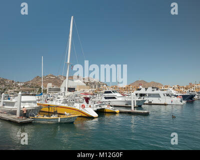 Bateau voiliers et bateaux à moteur bateaux amarrés dans la Marina Cabo San Lucas Mexique Banque D'Images