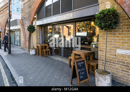 Le comptoir de la cuisine deli restaurant dans un passage de chemin de fer dans la région de Herne Hill administré par Ella et Matthew Mills fait partie de la marque Ella délicieusement. Banque D'Images